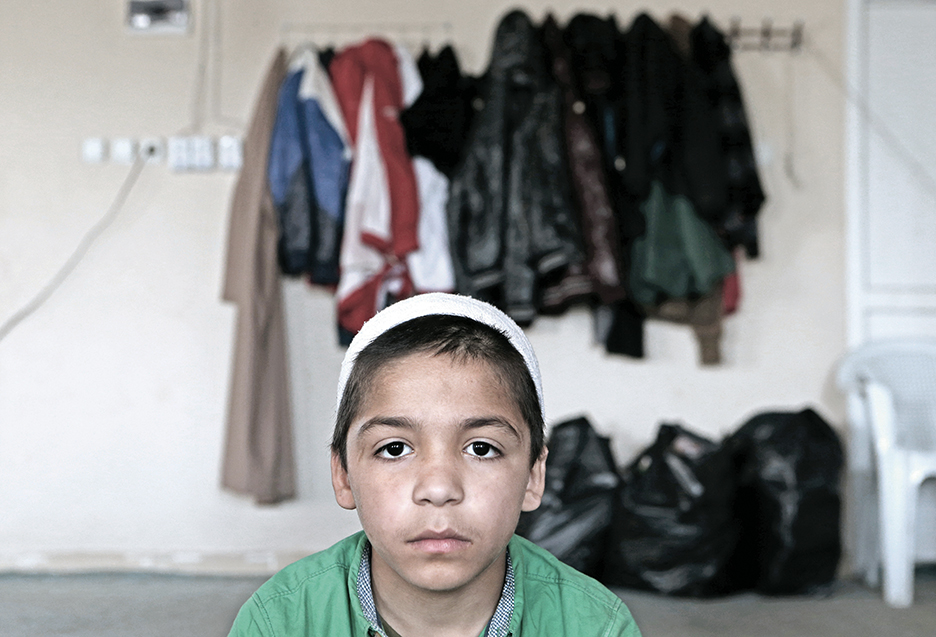 Сирийский мальчик посещает религиозные уроки, предназначенные для уменьшения влияния идеологической обработки ИГ, в турецком пограничном городе Шанлыурфа. Некоторые страны в Европе ввели аналогичные учебные программы по контррадикализации. АССОШИЭЙТЕД ПРЕСС