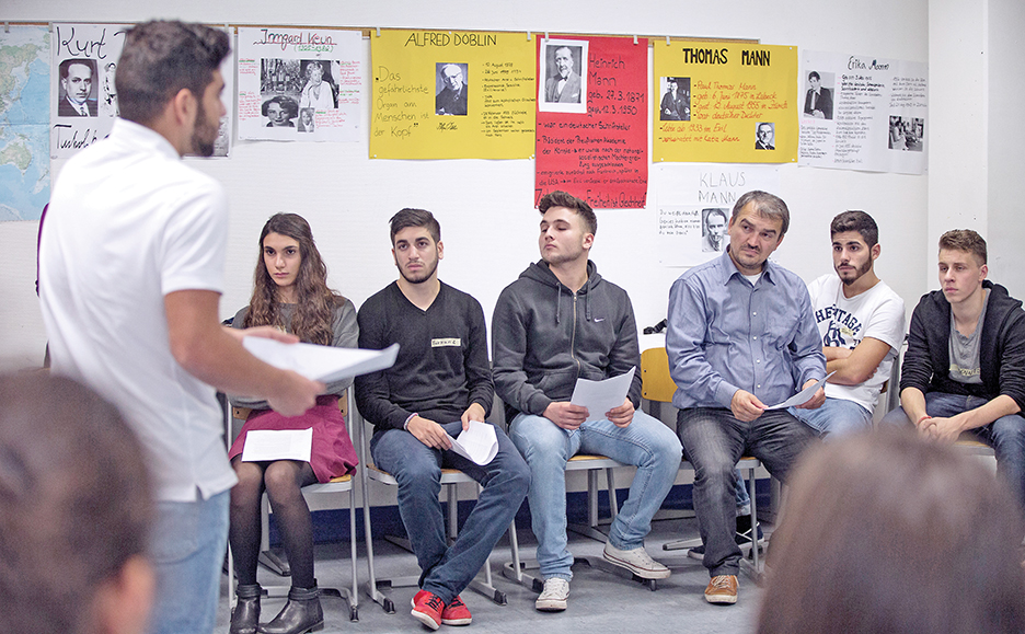 Студенты берлинской средней школы слушают презентацию о стереотипах мусульман в средствах массовой информации. Эта учебная программа призвана помочь студентам удержаться от участия в насильственных экстремистских движениях. РЕЙТЕР