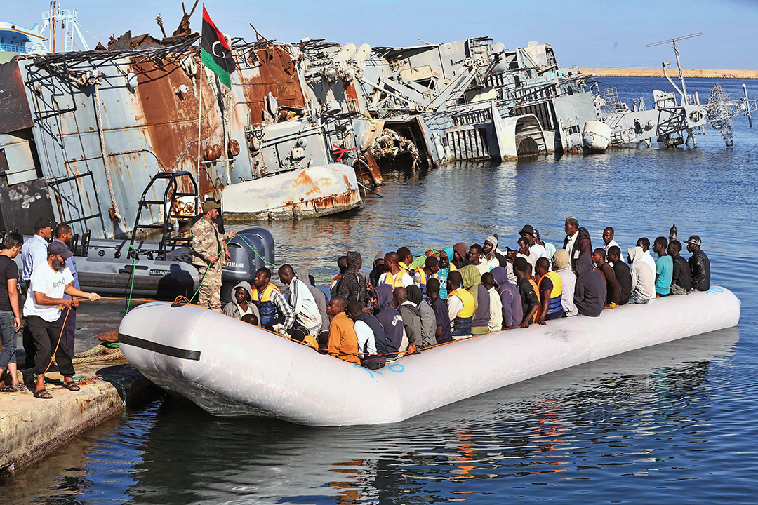 Часть 346 беженцев, спасенных ливийской береговой охраной, прибыли в Триполи в сентябре 2015 г. epa